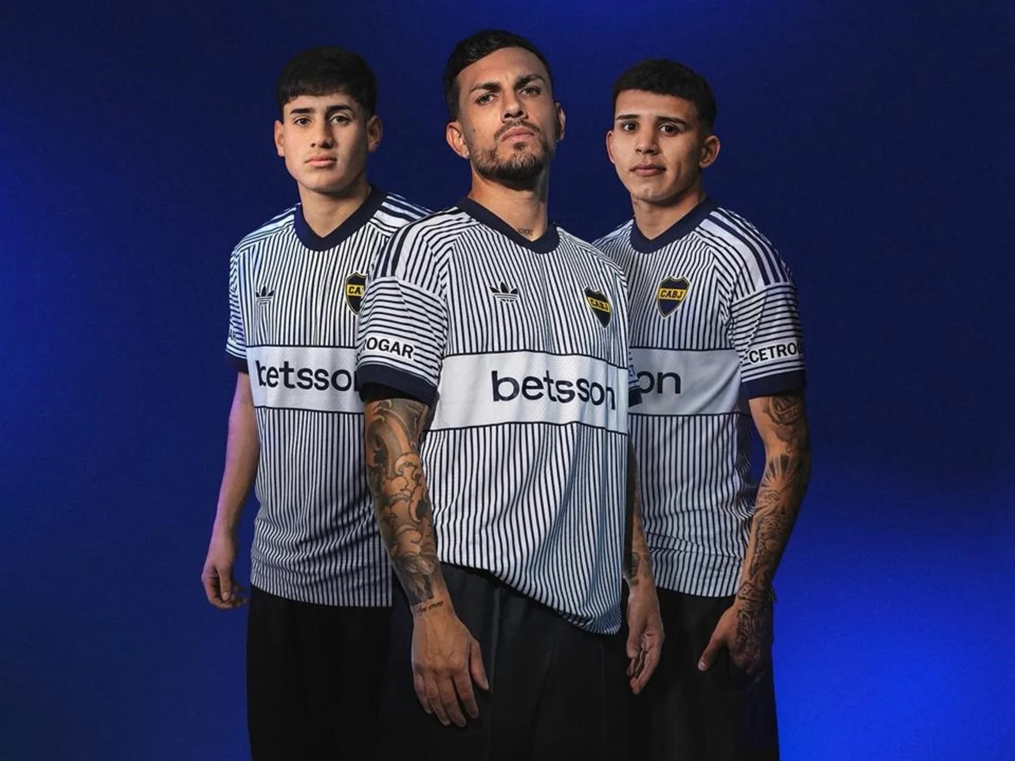 En la Bombonera y con un lazo histórico, se presentó la nueva camiseta alternativa de Boca