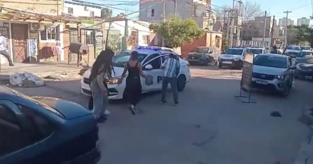 Policías sufrieron una salvaje agresión al remolcar un auto mal estacionado