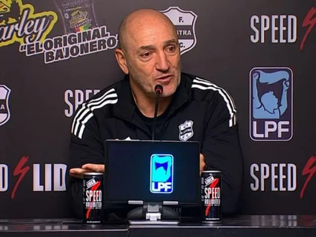 La durísima respuesta del DT de Riestra a Guillermo tras las polémicas: "Se viven quejando, al Melli lo conocemos"