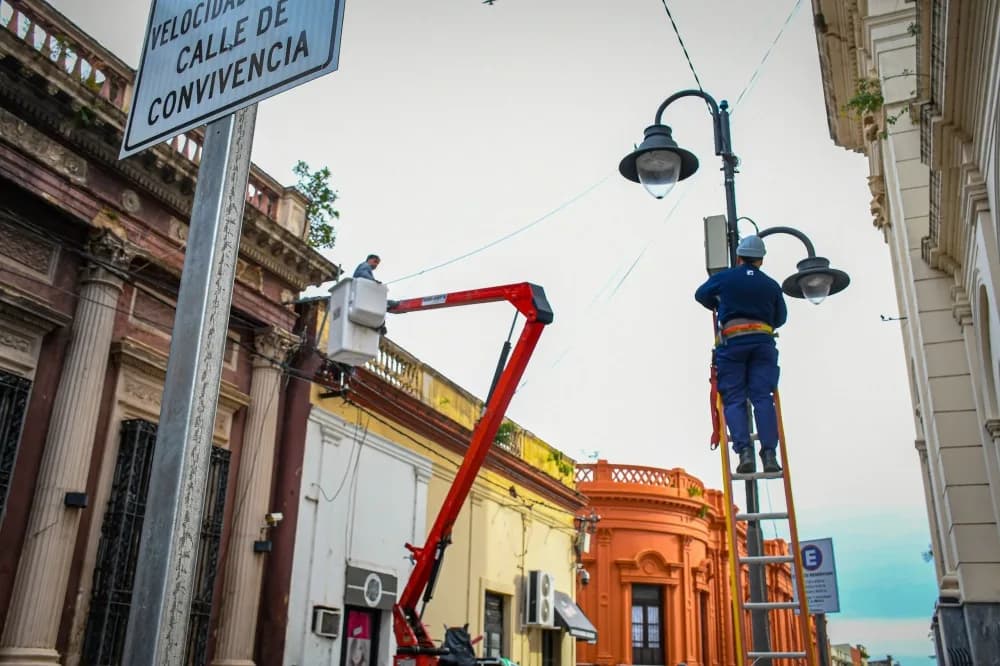 Cielo Limpio: despejaron de cables otra cuadra del casco histórico