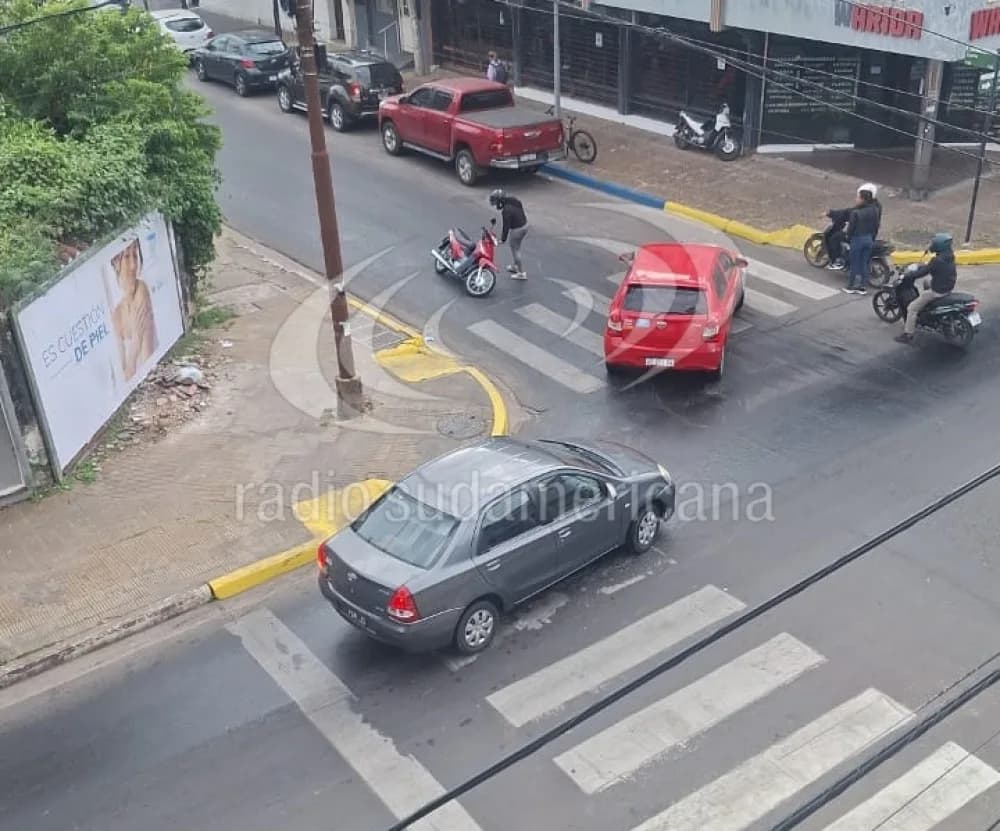 Portada de video: Camión derramó aceite y provocó los despistes de varios conductores