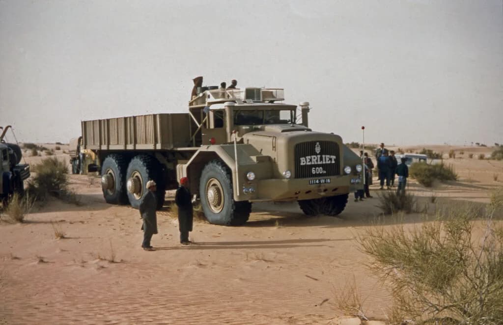 En 1957 Francia necesitaba un camión imposible para el desierto. La solución fue el Berliet T100, un camión gigantesco que terminó en fracaso