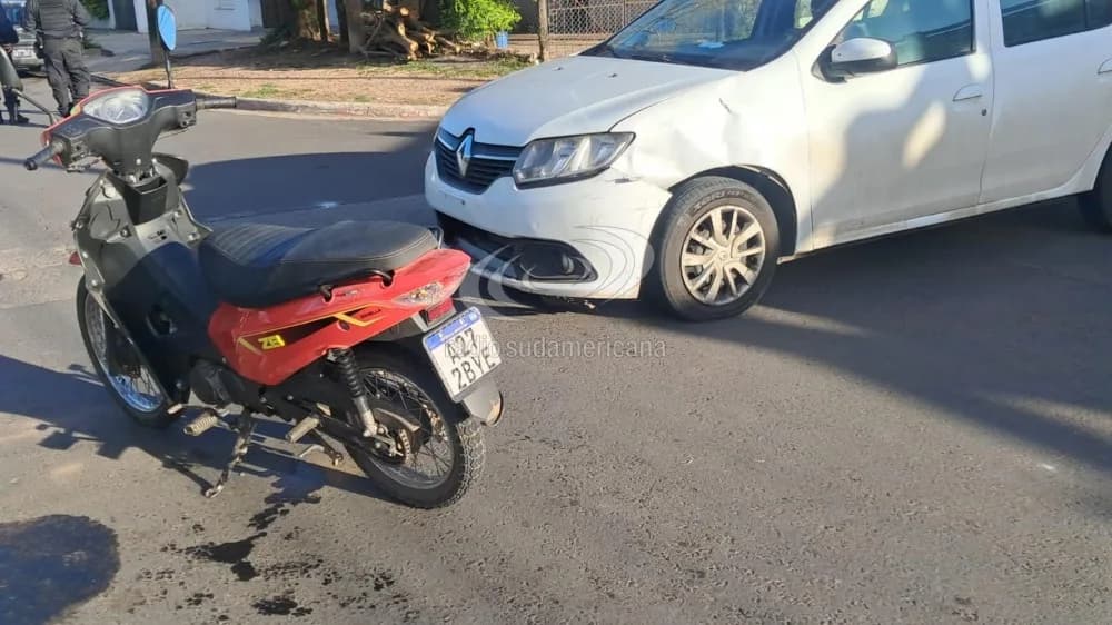 Portada de video: Chocaron un auto y una moto: los conductores no tenían papeles