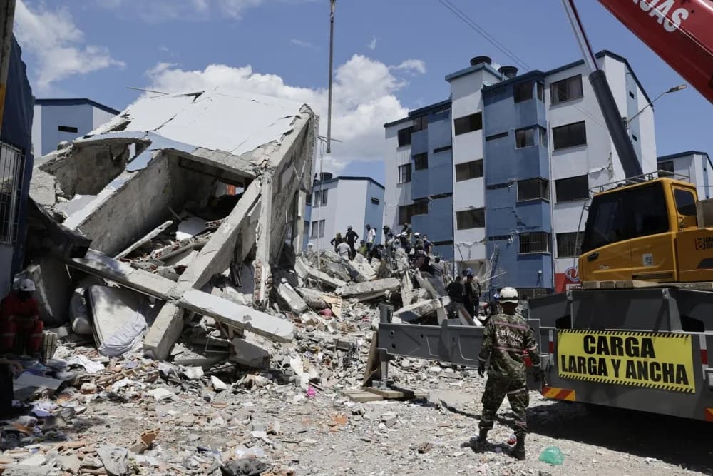 Colombia: comienzan a demoler edificios que quedaron inhabitables
