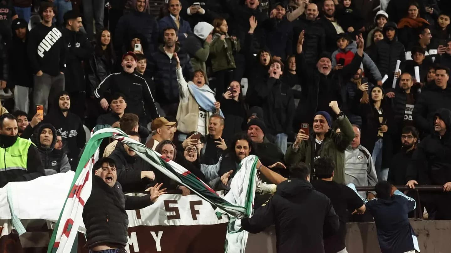 Escándalo tras la eliminación de Platense: peleas, invasión al campo y robo de banderas a Fluminense - TyC Sports
