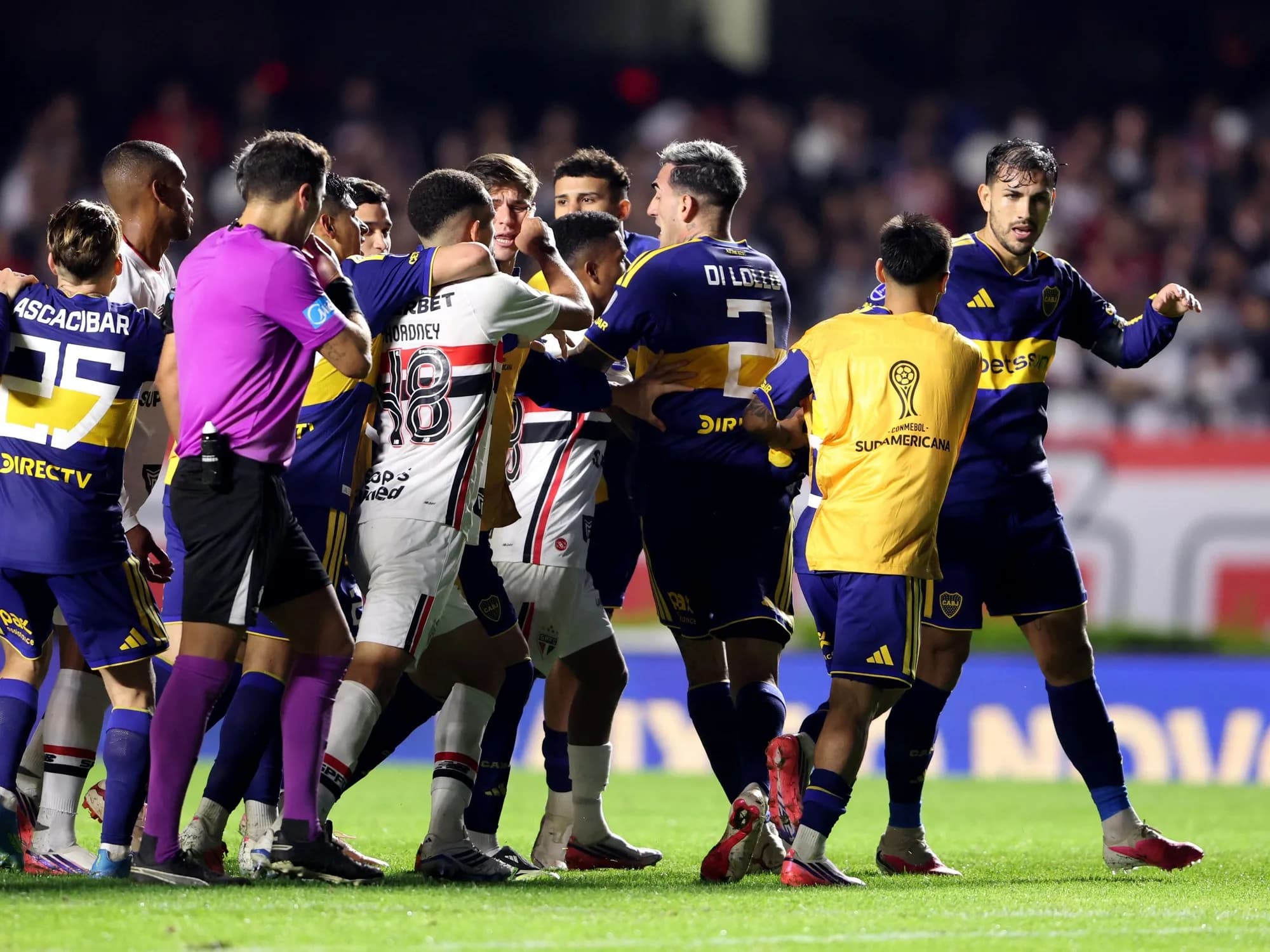 Video: fueron a buscar a Paredes en el festejo de Boca tras eliminar a San Pablo