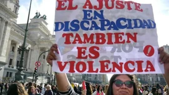 Cuidar, trabajar o llegar a fin de mes: el dilema de las familias que conviven con la discapacidad en Argentina