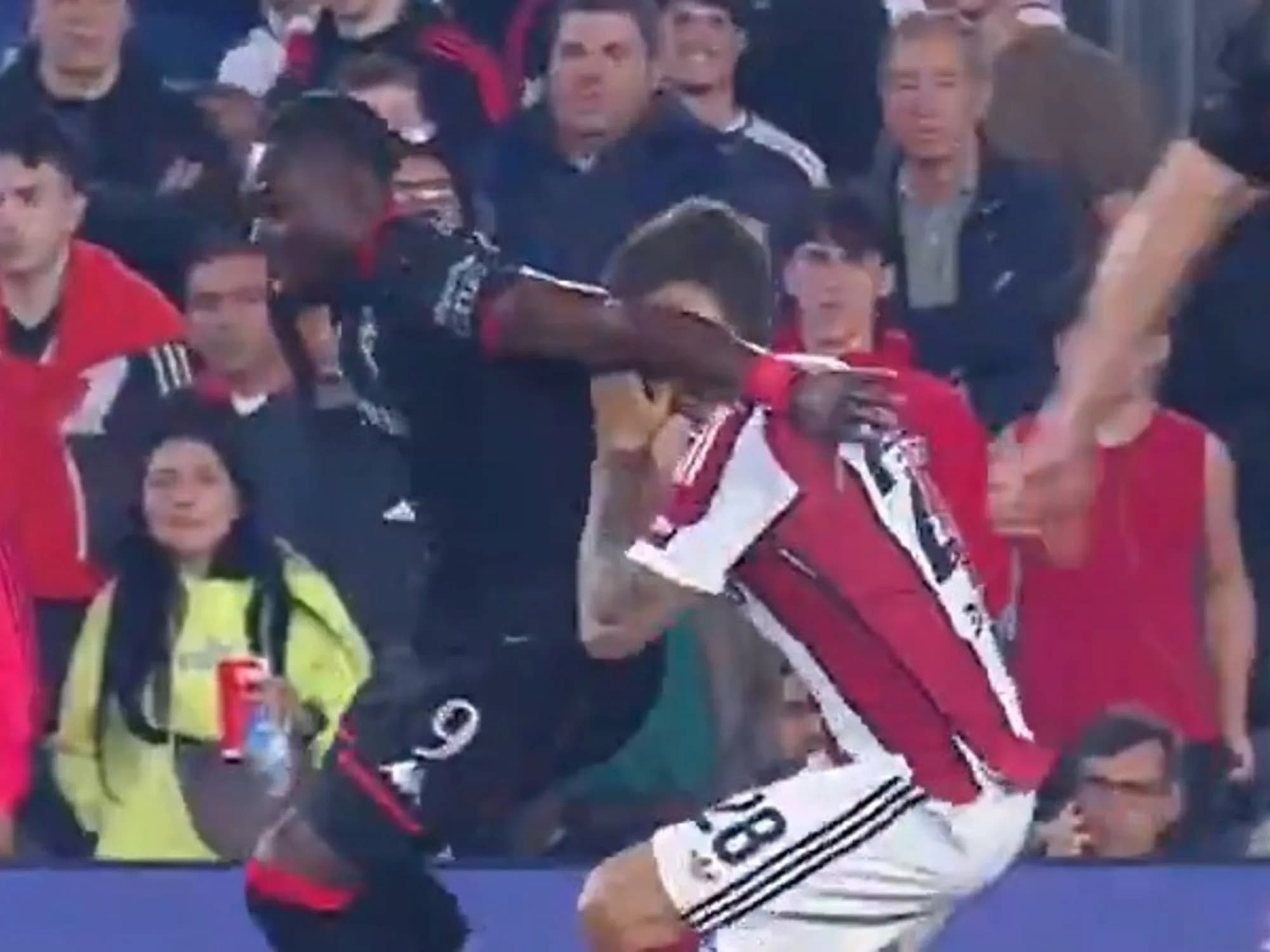 Video: la falta que reclamó River antes del gol de Huracán