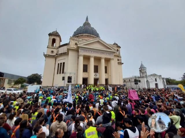 Devoción: María de Itatí recibió a los peregrinos en la Basílica