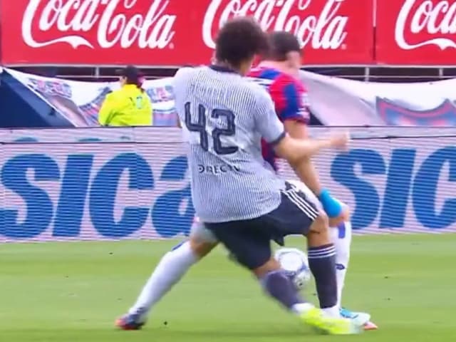 El pisotón de Herrera a Auzmendi: ¿era para la segunda amarilla?