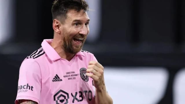 Quiso tatuarse a Messi en la espalda y le quedó igual a un famoso actor de Hollywood