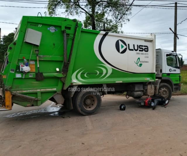 Un motociclista chocó contra un camión de Lusa y resultó ileso