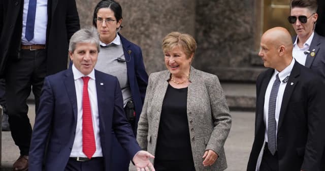 Sin Caputo y con el riesgo país en alza, el equipo económico se reunió con la misión del Fondo