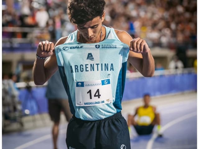Es salteño, compite en Estados Unidos y logró la primera medalla argentina en atletismo en los Suramericanos