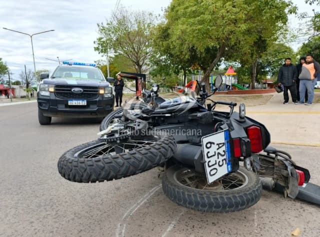 Dos motos quedaron apiladas tras un fuerte choque