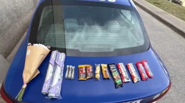 Cayó por ladrón y romántico: robó un ramo de flores y chocolates el día de la primavera