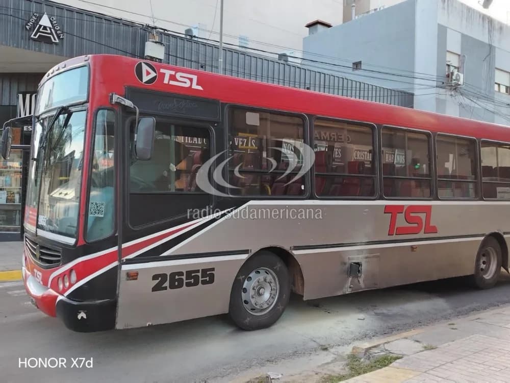 Colectivo sufrió un principio de incendio en la batería en pleno centro