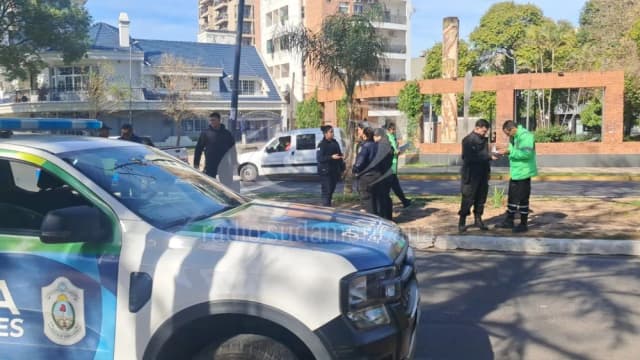 Mal estacionada, sin papeles ni carnet: le secuestraron la moto y se puso violenta