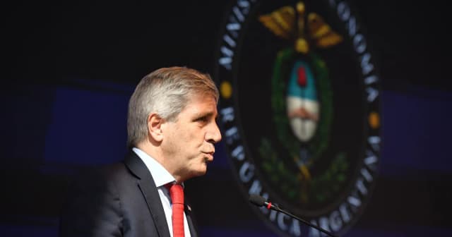 Lluvias, nevadas y el Mundial: la explicación de Luis Caputo tras la caída de la actividad económica en julio