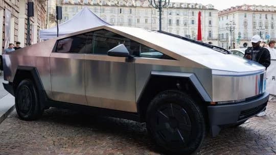 Milei sueña con un Cybertruck, pero gracias a él los argentinos compran cada vez más autos chinos