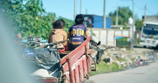 Casi el 45% de los menores de 14 años vive en hogares pobres y ya suman 4,2 millones