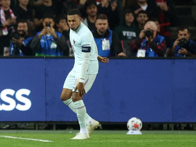Video: Mbappé metió un gol para darle la victoria a Francia y se lesionó la rodilla en el festejo