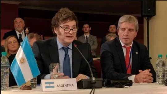 Caputo les habló con el corazón, pero los inversores le respondieron con el riesgo país
