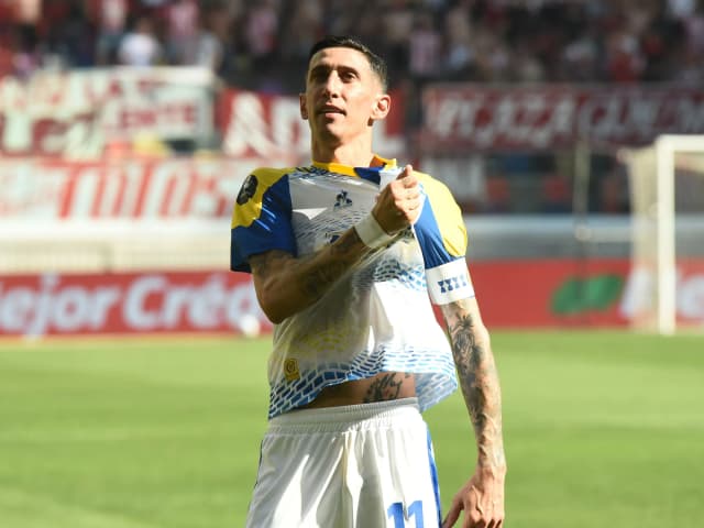 Video: el golazo de tiro libre de Di María a Estudiantes en la Supercopa Internacional