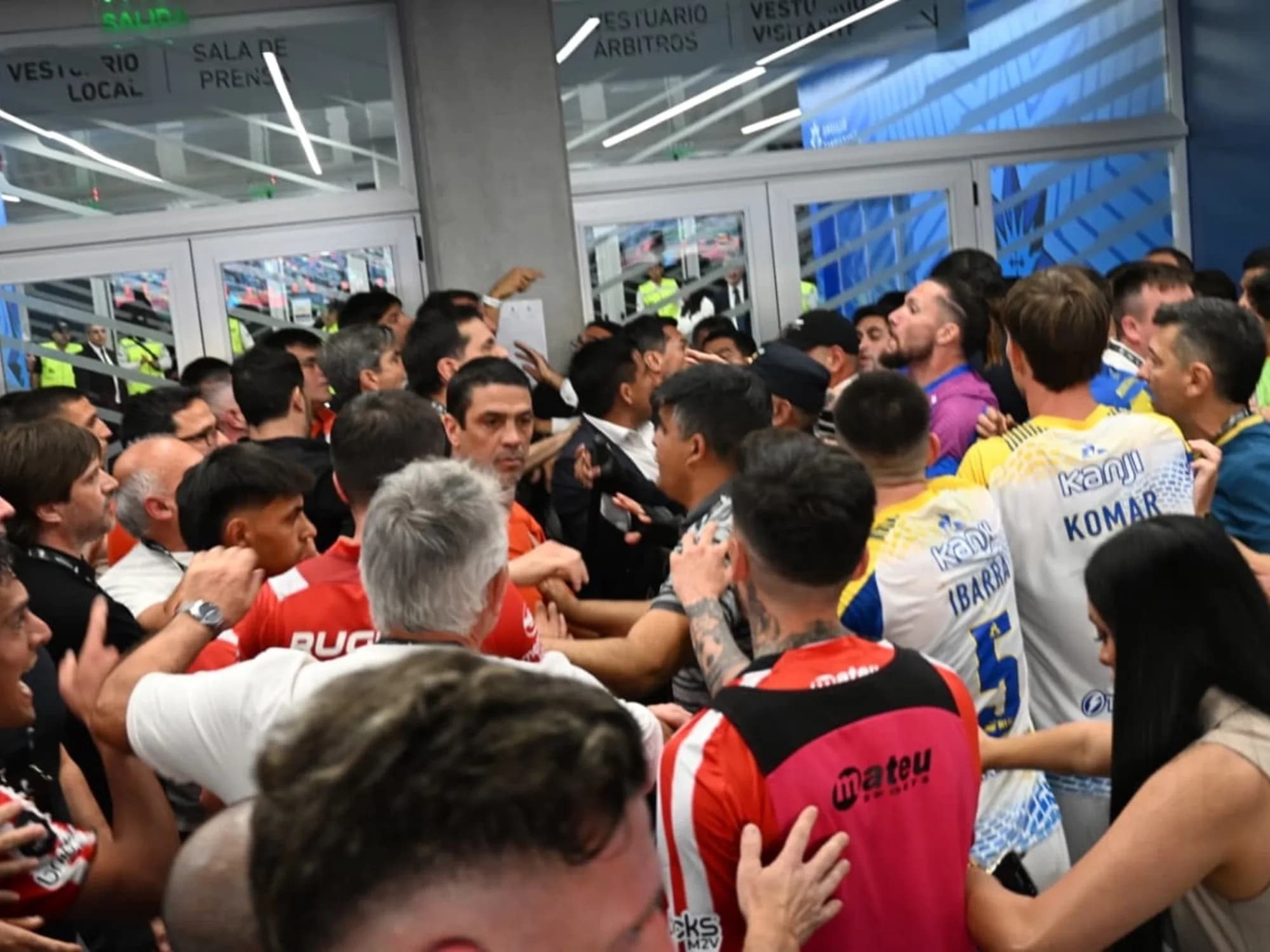 Video: vergonzoso final a las piñas entre Central y Estudiantes en la Supercopa Internacional