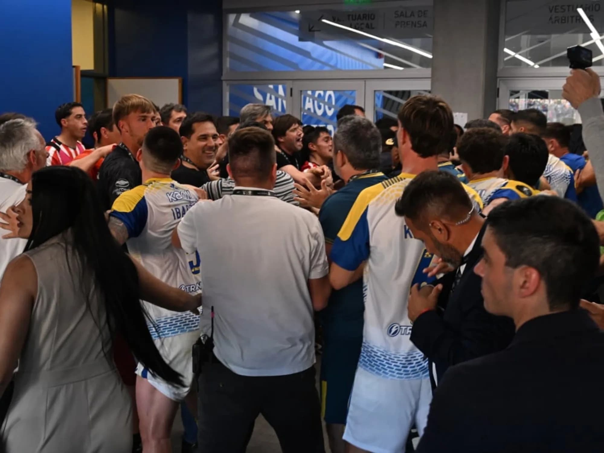 Pasillo violento: la bochornosa batalla entre futbolistas de Estudiantes y Central en Santiago