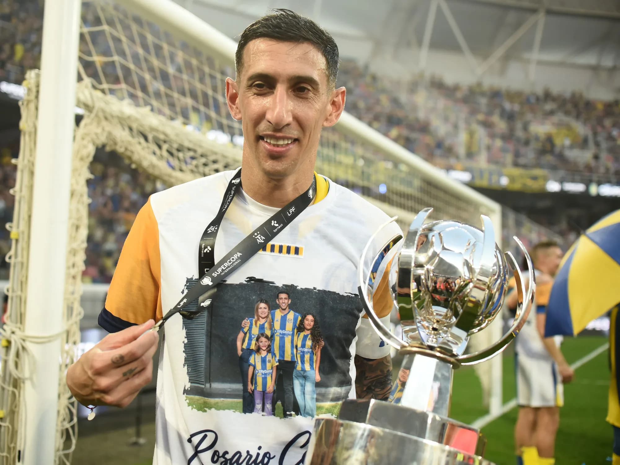 Rompió otra pared: Di María salió campeón con Central y levantó la copa con la gente
