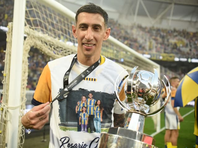 Rompió otra pared: Di María salió campeón con Central y levantó la copa con la gente
