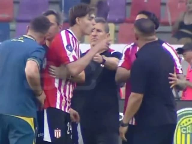 Los minutos de furia de Tomás Palacios: reclamó penal, lo encaró a Almirón y se agarró a trompadas