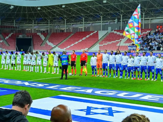 Mucha tensión: Irlanda jugó con brazalete negro y agachó la cabeza durante el himno de Israel