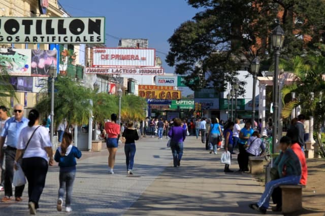 Día del Empleado de Comercio: ¿abren los comercios este lunes 28?
