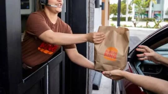 Cuánto ganará un empleado que trabaja en McDonalds, Burger King o Mostaza en octubre del 2026