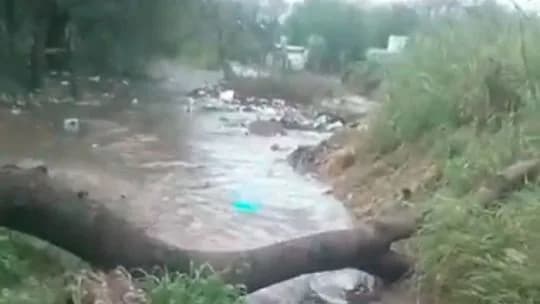 Lluvia en Córdoba: un macrobasural y calles tapadas con tierra inundaron casas en Argüello Norte