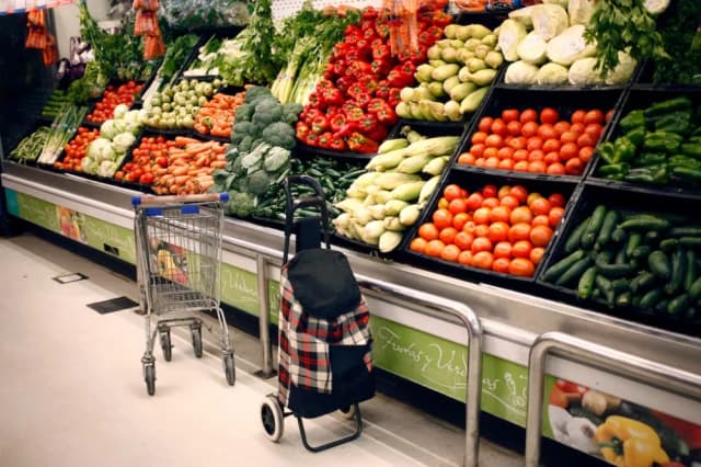 El consumo volvió a caer: los gastos que más recortaron los hogares