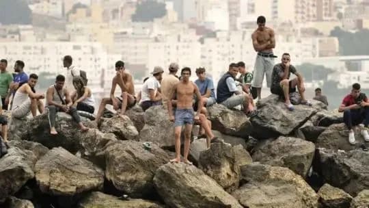 RDC: desalojaron las playas de Ceuta y cerca de 200 inmigrantes volvieron a Marruecos