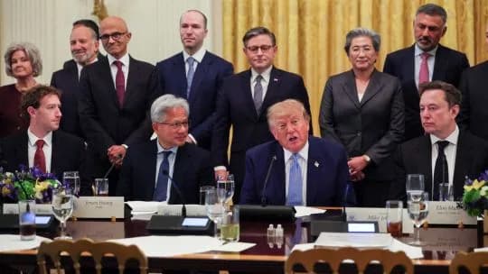 Trump defendió la autorregulación de la inteligencia artificial, pero dijo que actuará ante posibles abusos