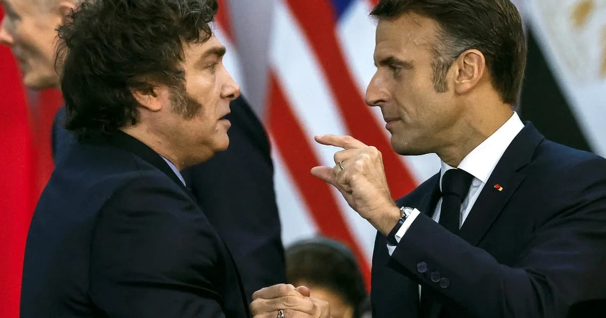 Javier Milei le pide a la cigüeña de París los dólares que no toma de Wall Street
