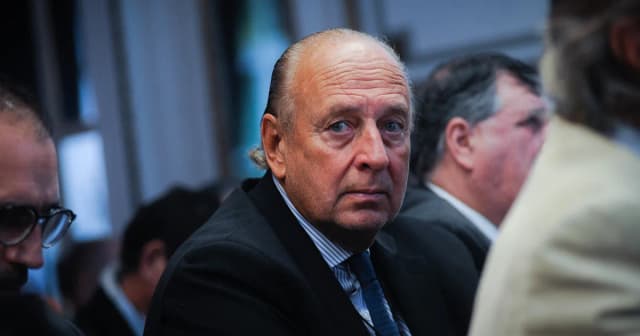 Tras acercarse a Kicillof, le dan a Manzano 20 años más en la compra de Metrogas