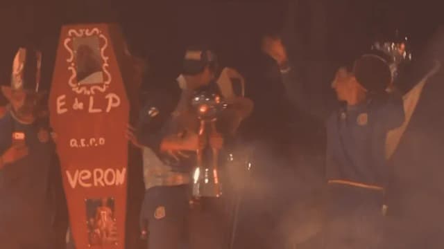 QEPD Verón y una muñeca de Newells: así fue el repudiable festejo de Rosario Central - TyC Sports