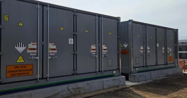 Baterías chinas contra los apagones: cuándo empieza a funcionar el primer parque y el impacto en la factura de luz