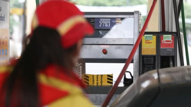 Postergan hasta noviembre aumento de impuestos sobre los combustibles