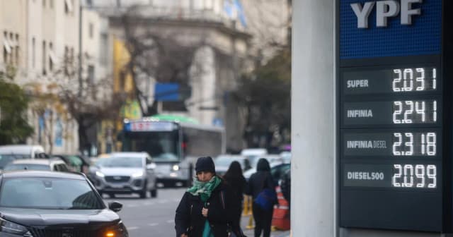 El Gobierno volvió a postergar la suba de impuestos a los combustibles tras los aumentos de las naftas