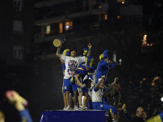 El hermano de un jugador de Estudiantes que paseó por la caravana de Central con una remera con la cara de Verón y la bandera británica