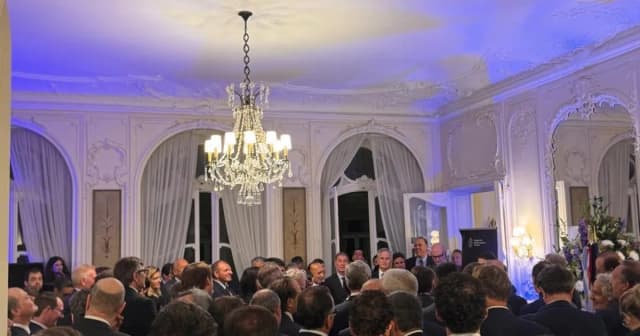 Empresarios top, catering chic y rosca política: la motosierra no pasó por la embajada en París
