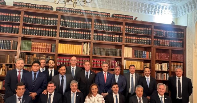 Cumbre del Gobierno con gobernadores en París antes del inicio del Argentina Week: inversiones, Presupuesto y reforma electoral entre los puntos importantes