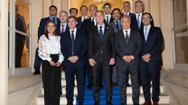 Valdés junto a otros gobernadores se reunió con Santilli en París